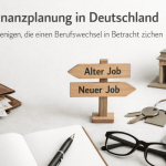 Finanzplanung in Deutschland mit Fokus auf Berufswechsel: Auf dem Bild sieht man ein Holzschild mit den Wegweisern „Alter Job“ und „Neuer Job“, daneben ein Portemonnaie mit Euro-Banknoten und Münzen, ein Notizbuch mit Stift, eine Brille, einen Taschenrechner und einen Schlüsselbund. Im Hintergrund steht ein Modell des Brandenburger Tors, was den Deutschland-Bezug unterstreicht.